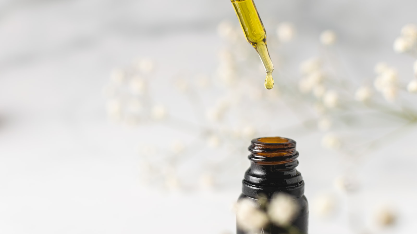 Essential Oil Storage & Shelf Life: Best Practices for Importers
