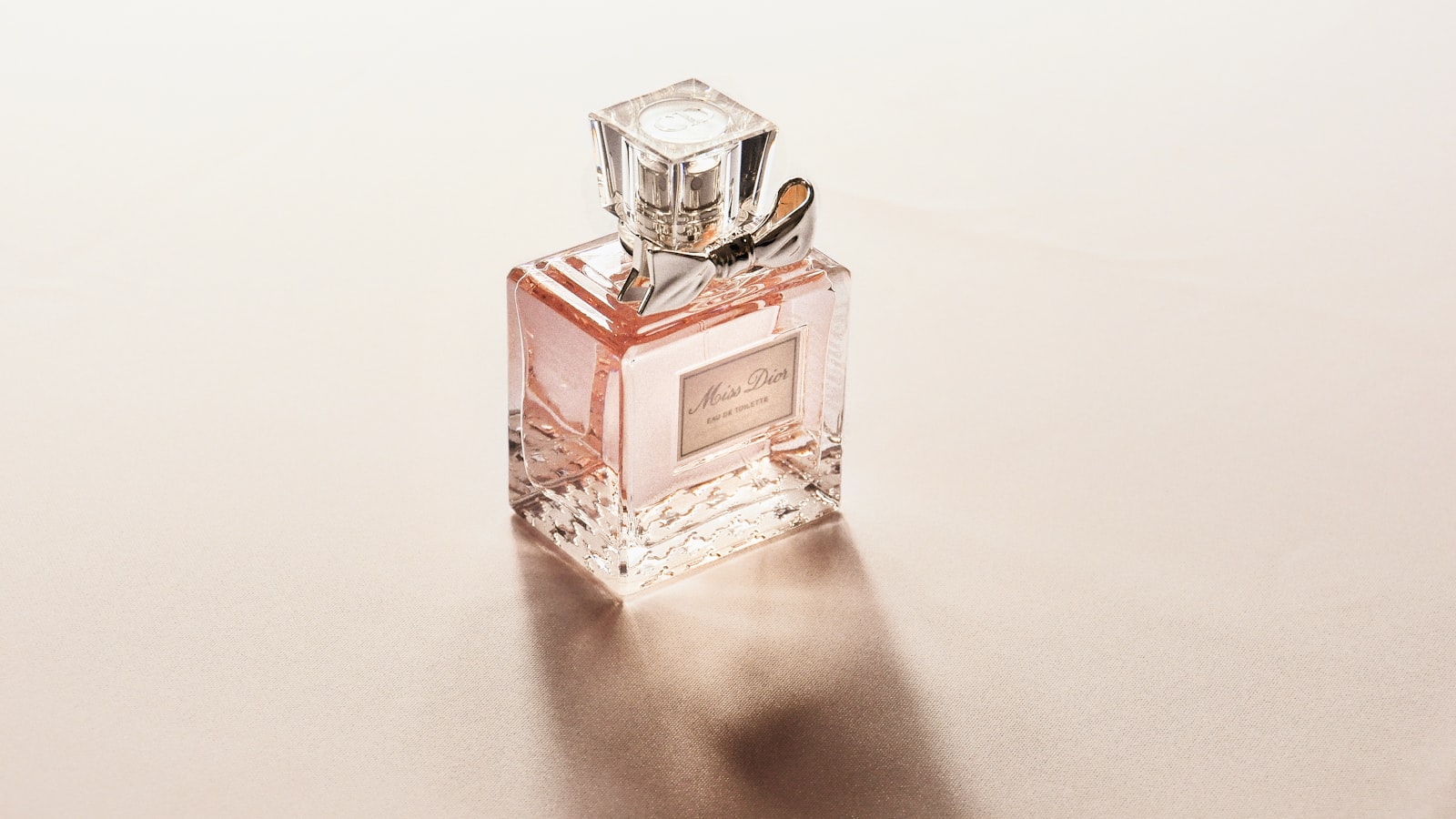 Fragrance Oil Guide: Composition, Grades & Applications